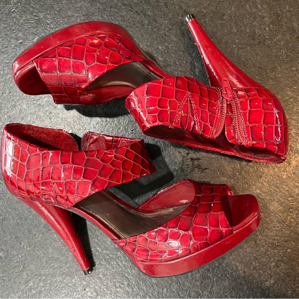 Gianni Bini red patent leather croc print spiked heels, slight wedge 9m